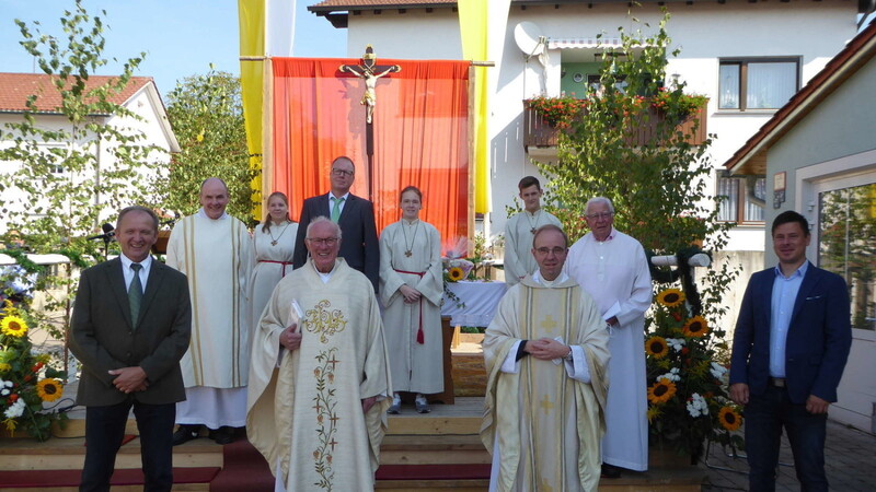 Von links: Dritter Bürgermeister Christian Blüml, Diakon Walter Karger, Jubilar Pfarrer Albert Köppl, Kirchenpfleger Wolfgang Fisch, Pfarrer Erich Renner, Kommunionhelfer Josef Kestler, zweiter Bürgermeister Wolfgang Weigert. Im Hintergrund sind drei Ministranten.