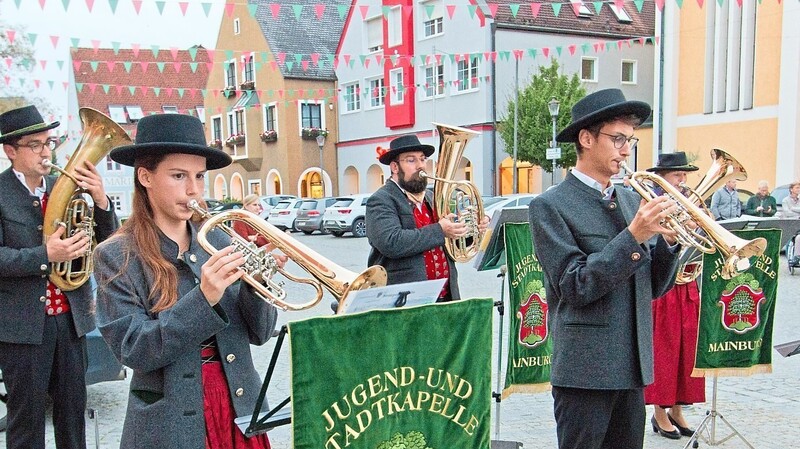 Knapp 30 Musikanten der Stadtkapelle Mainburg ließen beim Standkonzert zum ausgefallenen Gallimarkt am Freitag die Innenstadt erklingen.