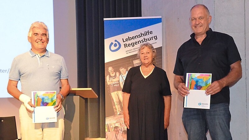 Erich Meier aus Alteglofsheim (links) hat mit Schafkopfturnieren über 300 000 Euro für die Lebenshilfe erwirtschaftet; Pandemiebeauftragter Helmut Süttner (rechts) wurde ebenfalls von Ursula Geier ausgezeichnet.