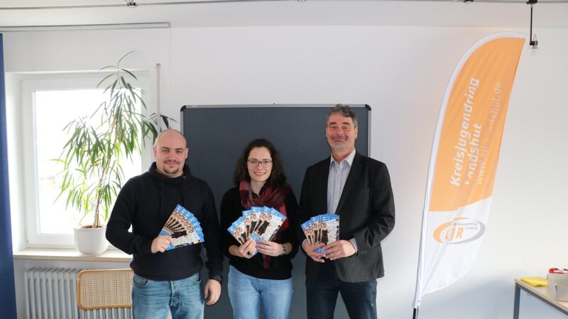 Michael Guttengeber, Magdalena Spateneder und Helmut Lipfert präsentieren den Flyer für die Aus- und Fortbildungen des laufenden Jahres.