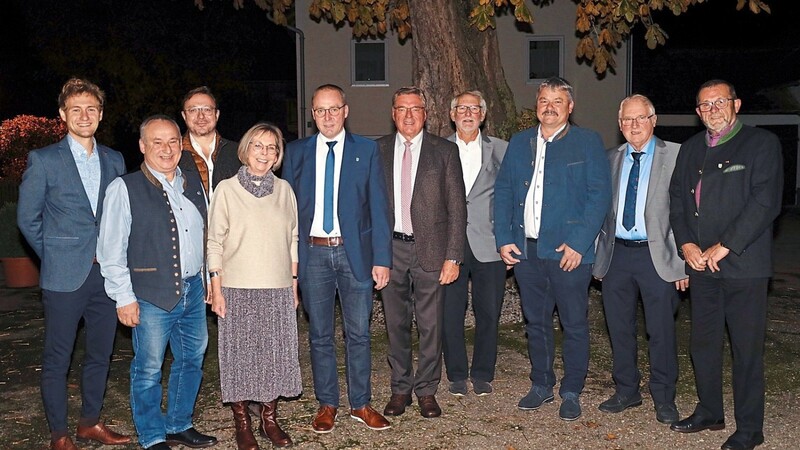 Die Verabschiedungsfeier des langjährigen Bürgermeisters Josef Hopfensperger (Bildmitte) und des Seniorenbeauftragten Albert Störringer (rechts) fand im kleinen Kreis in Waibling statt. Auch acht Marktgemeinderatsmitglieder wurden verabschiedet.