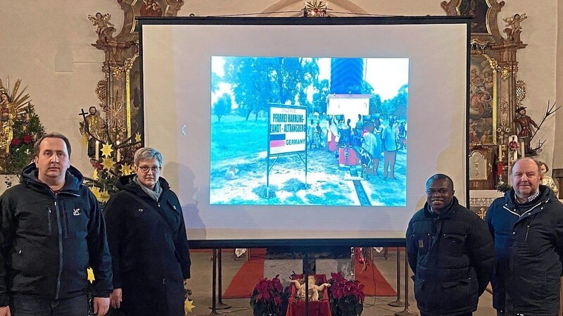 Kirchenpfleger Christian Röhrl (links) sicherte dem Pfarrvikar zu, dass die hiesige Pfarrgemeinde gerne das Projekt "Brunnen für Afrika" unterstützen werde.