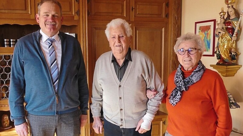 Bürgermeister Toni Schmid (links) gratulierte Hans Röckl mit seiner Ehefrau Waltraud.