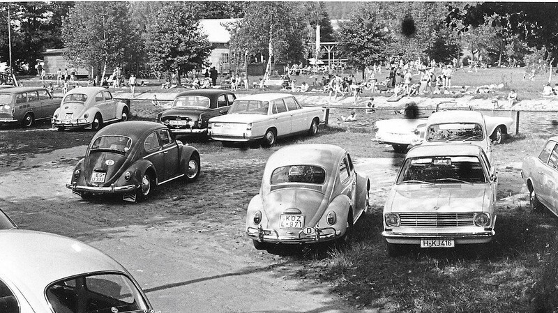 Das Kötztinger Freibad war ein Besuchermagnet, schon damals war der Parkplatz gut gefüllt.