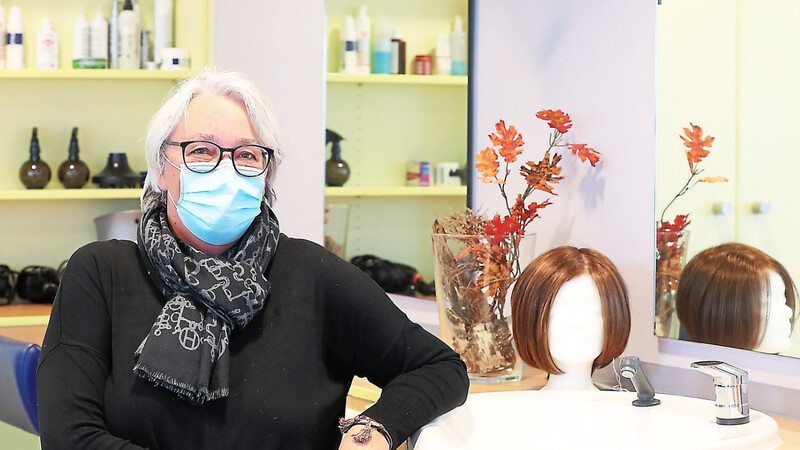 Manuela Fuchs schneidet seit 27 Jahren die Haare von Patienten, Ex-Patienten und Klinikumspersonal. Chemopatientinnen stattet sie auch mit Perücken aus.