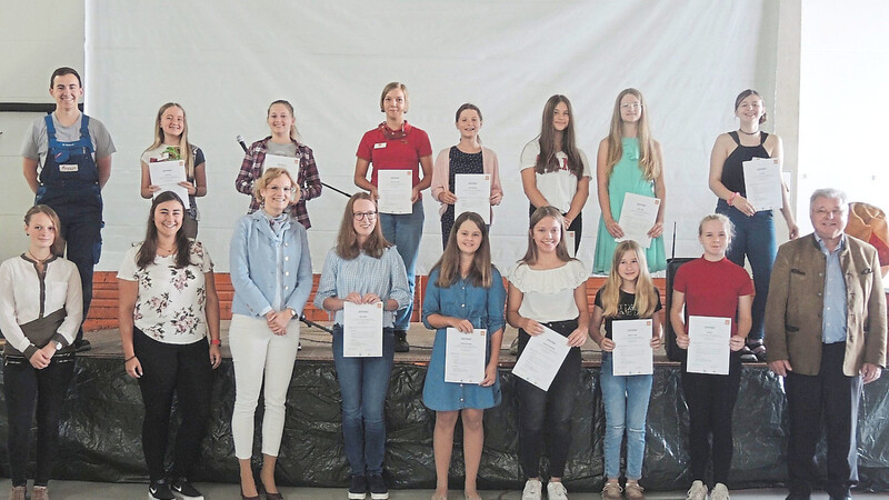 Alle zwölf Mädchen konnten am Freitagmittag im Beisein von Unternehmer Konrad Schnupp (rechts) und seinem Organisationsteams glücklich ihre Zertifikate in Empfang nehmen.