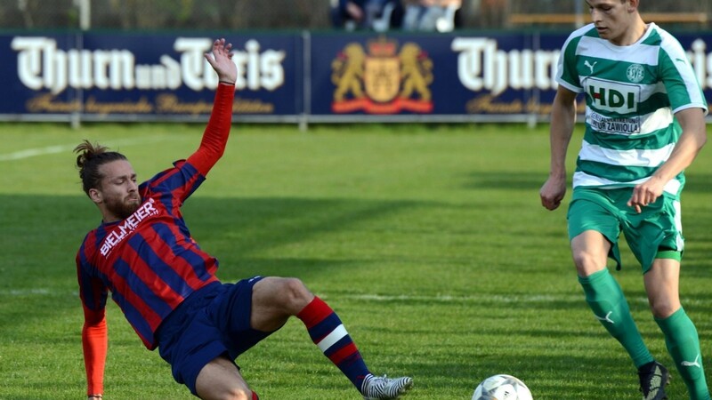 Erfolgreich stellte sich der 1. FC Bad Kötzting (links Miroslav Spirek) der Regensburger Fortuna (Tobias Zöllner) in den Weg.