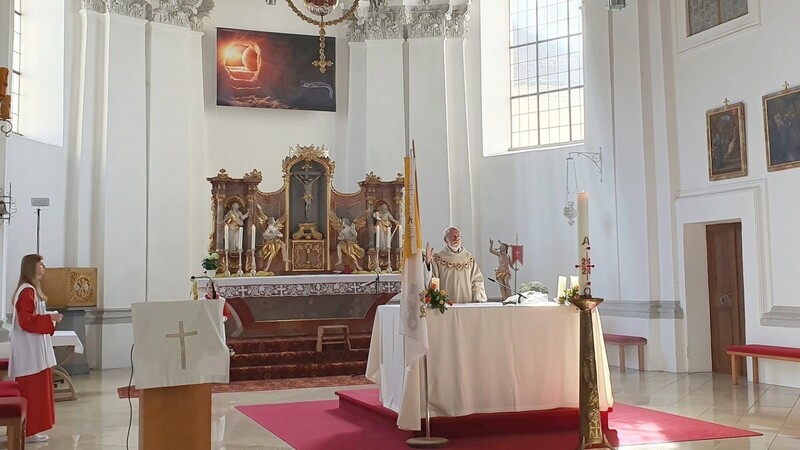 Ohne Fahnen und mit nur wenigen Leuten feierte Pfarrer Josef Helm den Gelübde-Gottesdienst in der Schierlinger Pfarrkirche.  Fotos: Geiger