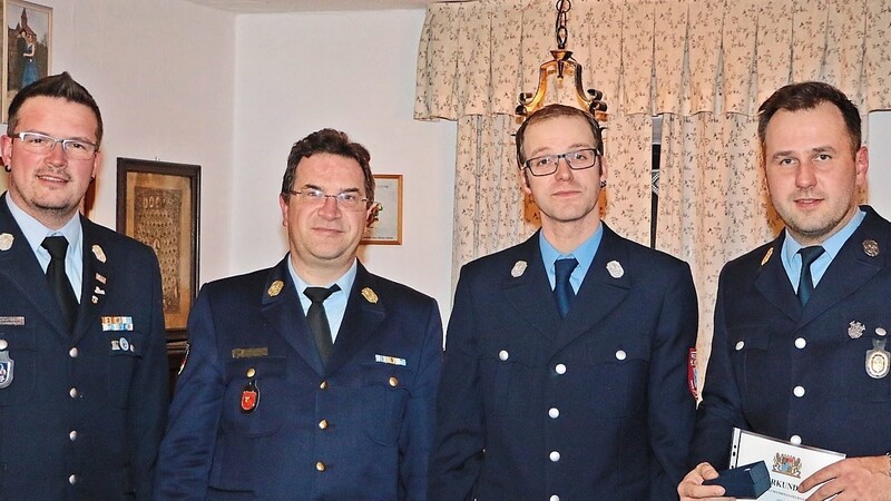 Bernhard Kalteis (r.) wurde von Kreisbrandmeister Roman Bittrich (v. l.), Kreisbrandinspektor Andreas Müller und Kommandant Mathias Winner für 25-jährige Mitgliedschaft bei der Feuerwehr Reichersdorf geehrt.