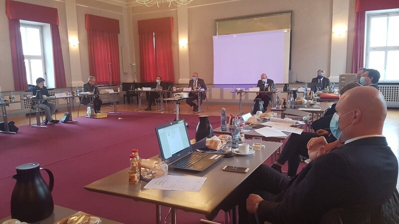 Im vorgeschriebenen Corona-Abstand kam der Bezirksausschuss des Oberpfälzer Bezirkstags im Alten Festsaal der Bezirksverwaltung in Regensburg zusammen.