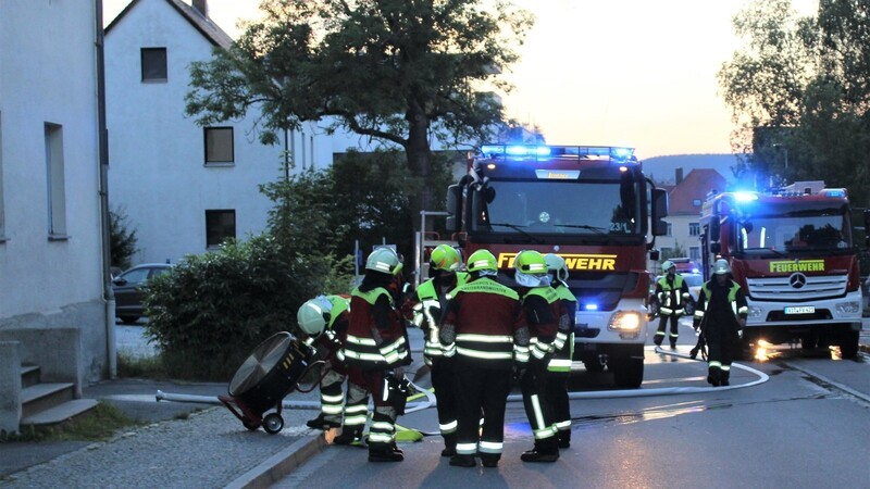 Die Feuerwehren beim Einsatz in der Mönchshofstraße. Nach unserem Artikel in der Samstagsausgabe hat die Polizei nun weitere Details zum Einsatz bekanntgegeben.