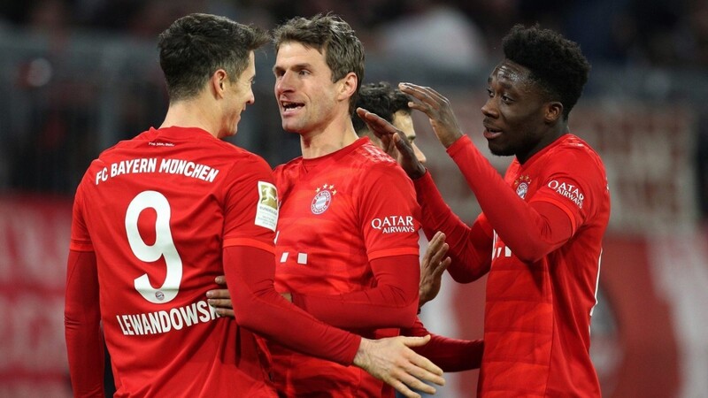Die Nummer 1 in Deutschland! Der FC Bayern um Robert Lewandowski, Thomas Müller und Alphonso Davies (von links) steuert auf die achte Meisterschaft in Serie zu.