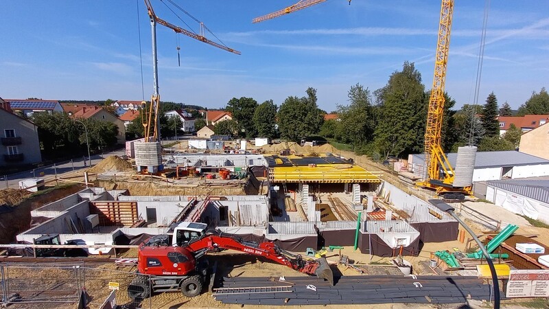 An der Stettiner Straße in Vilsbiburg lässt die Baugenossenschaft derzeit zwei Wohngebäude mit zusammen 28 Wohnungen samt gemeinsamer Tiefgarage errichten. Wie es danach jedoch mit den Neubauplanungen weitergeht, ist wegen der aktuellen Krisen-Entwicklungen offen.