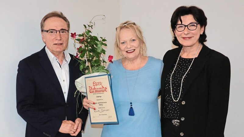 Bürgermeister Reichold und Elisabeth Ertl dankten Renate Schraml für 20 Jahre Mitgliedschaft und Mitarbeit im Kunst- und Kulturverein.