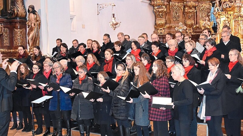 Der Kammerchor lädt ein zum Adventskonzert in die Karmelitenkirche.