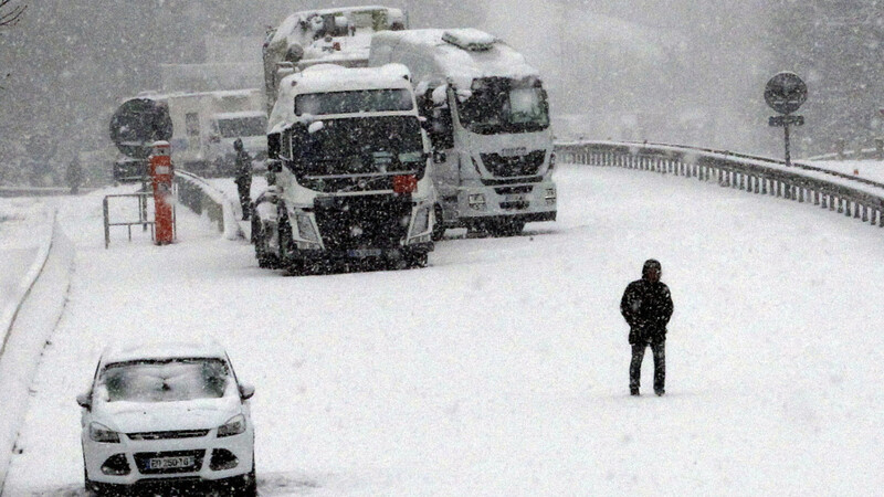 Lkw stecken bei heftigem Schneefall auf der Autobahn in der Nähe von Briscous fest.