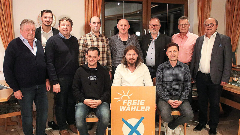 Armin Prommersberger (vorne Mitte) mit seinem neuen Team sowie Max Schmaderer, Christian Schindler und Hans Kraus.