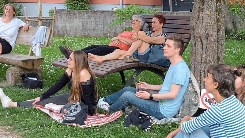 Der erste Jugendklimastammtisch fand in lockerer Runde im Freien am Zehentstadel statt.