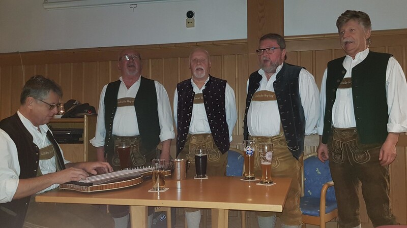 Der Arnbrucker Viergesang erfreute die Senioren mit schönen heimischen Liedern.