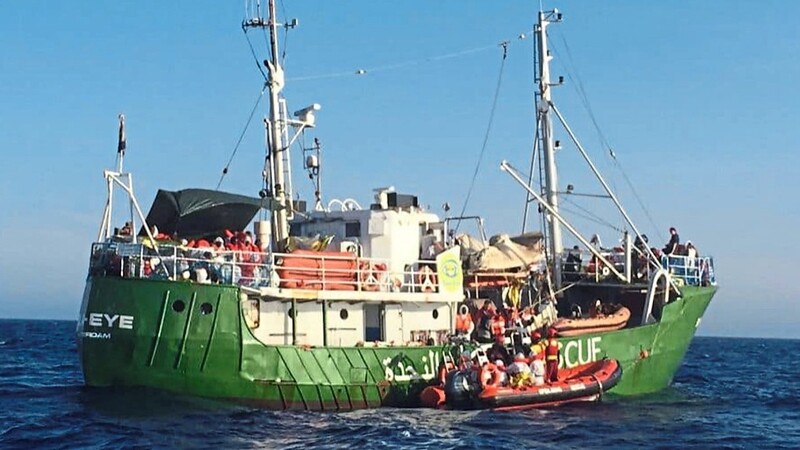 Rettung von Flüchtlingen aus dem Mittelmeer: Ein Schiff der Regensburger Rettungsorganisation Sea Eye im Einsatz.