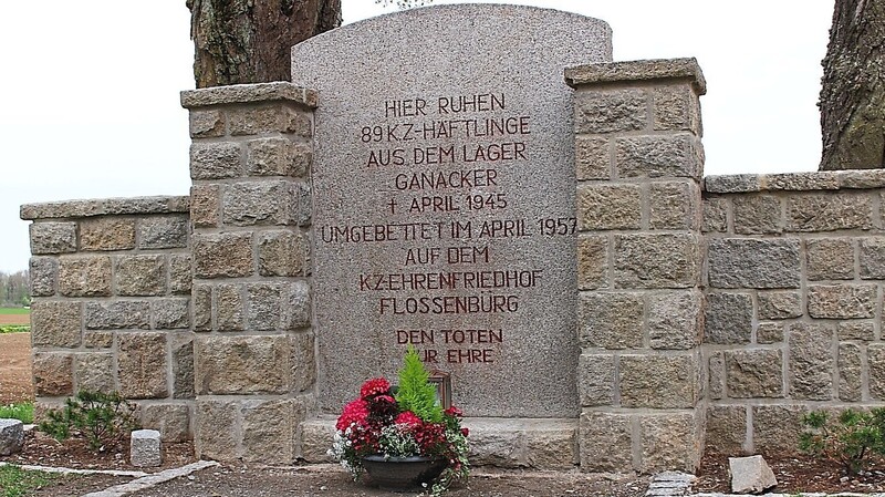 Das Denkmal bei Wallersdorf erinnert an KZ-Häftlinge, die im Außenlager Ganacker den Tod fanden. Risse im Sockel, welche die Wurzeln der Bäume verursachten, wurden kürzlich ausgebessert.