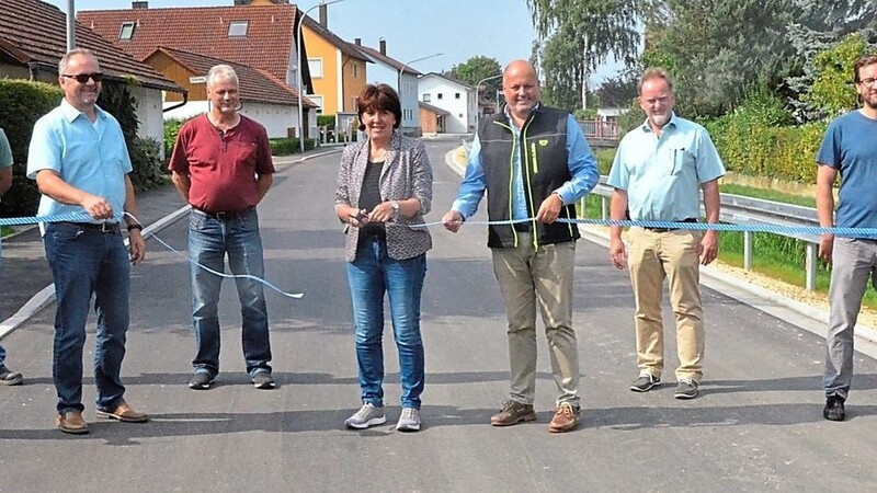 Bürgermeisterin Angelika Ritt-Frank zerschnitt symbolisch bei der Freigabe der Siffkofener Straße das Trennungsband.