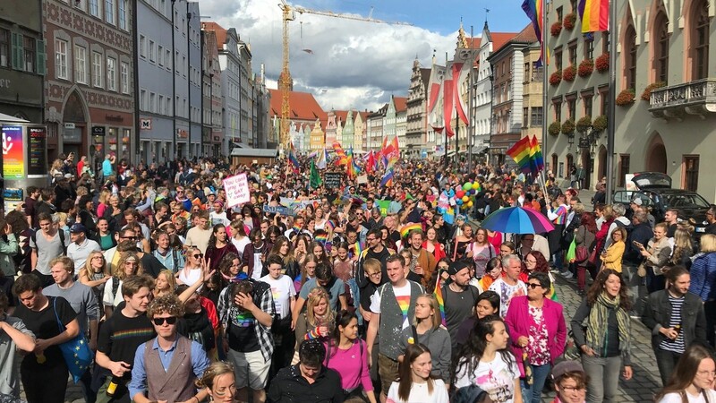 Knapp 2.000 Teilnehmer feierten am Samstag in Landhut den ersten Christopher-Street-Day Niederbayerns.