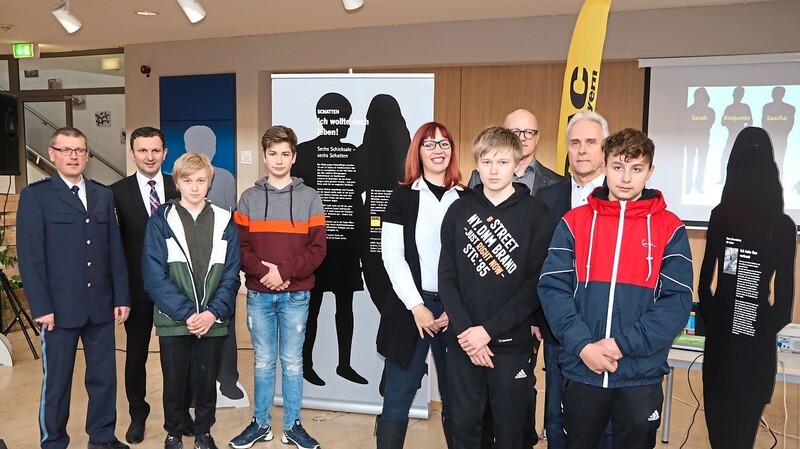 Die Ausstellung "Schatten - Ich wollte doch leben" wurde am Dienstag an der Mittelschule eröffnet.