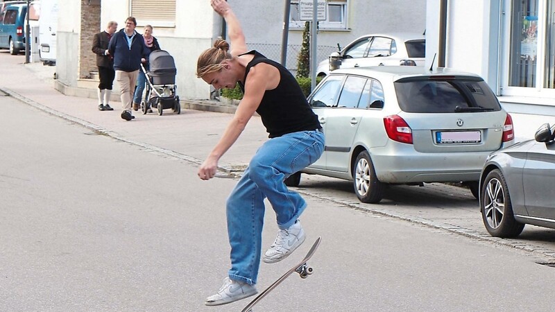 Fabian Schneider zeigt coole Moves mit dem Skateboard - mitten in der Nandlstädter Ortsdurchfahrt hat sich ein "Skateplatz" etabliert. Auch der Bürgermeister ist im Moment noch ratlos.