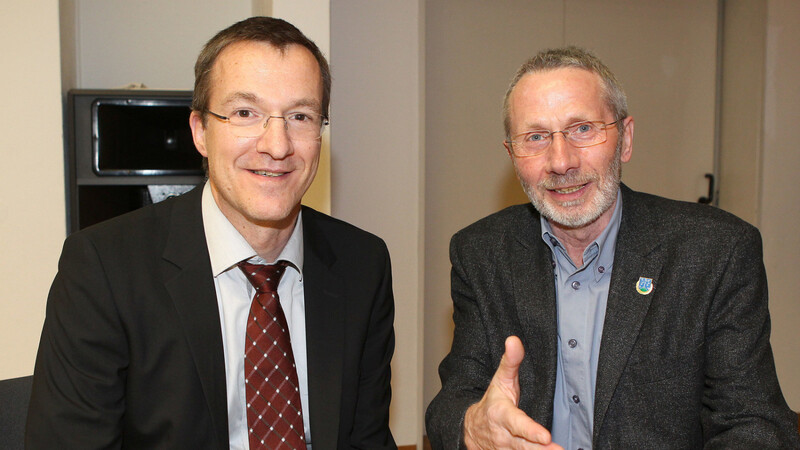 Der Referent des Abends, Dr. Erdmann Unger (links), und der Gastgeber, Prof. Dr. Herbert Jans, Energie-Fachbeirat des Bund Naturschutz. (Foto: cv)
