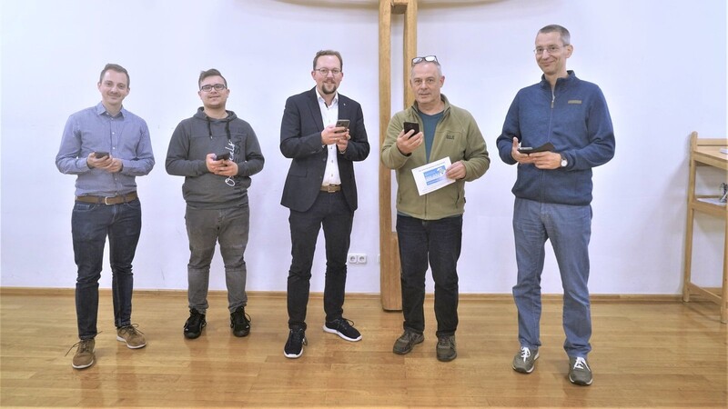 Kurztest mit dem Smartphone: (v. l.) Sandro Pfeiffer, Thomas Seidl, Pfarrer Bernhard Schröder, Thomas Jenner und Thomas Kippenberger.