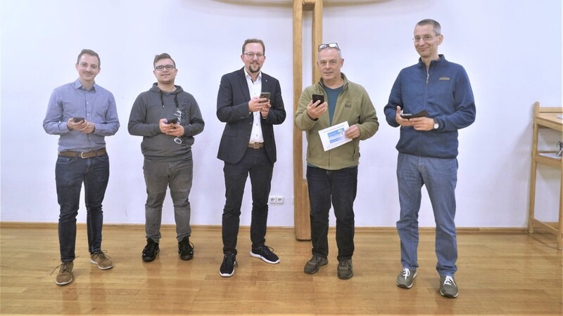 Kurztest mit dem Smartphone: (v. l.) Sandro Pfeiffer, Thomas Seidl, Pfarrer Bernhard Schröder, Thomas Jenner und Thomas Kippenberger.