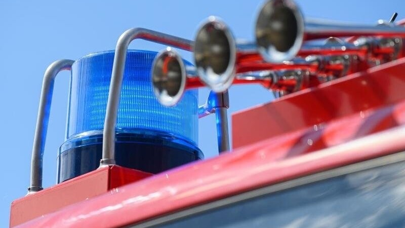 Das Blaulicht leuchtet auf einem Einsatzfahrzeug der Feuerwehr.