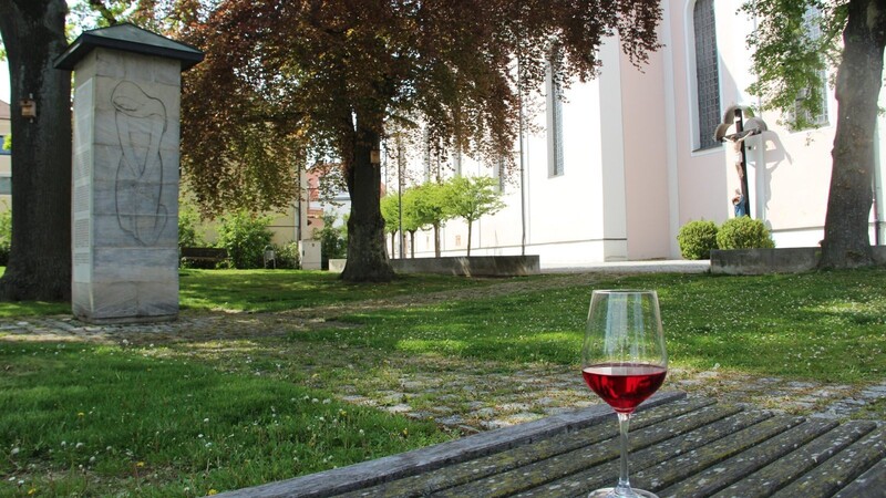 Nachdem sich der Stadtpark trotz Nähe zur Kirche im vergangenen Jahr bewährt hat, wird das Weinfest auf heuer dort veranstaltet.