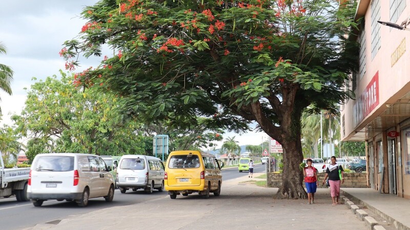 Straßenszene in Port Vila, der Hauptstadt des Inselstaates Vanuatu. Der gesamte Staat besteht aus 83 Inseln beziehungsweise Inse