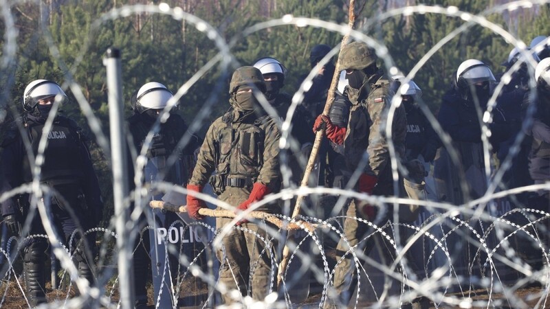 Polnische Polizisten und Grenzschützer bewachen die EU-Außengrenze in der Nähe von Grodno (Belarus).