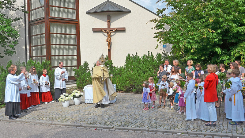 Der Fronleichnamsgottesdienst findet vor dem Kreuz am Pfarrheim statt (hier ein Bild aus dem Vorjahr).