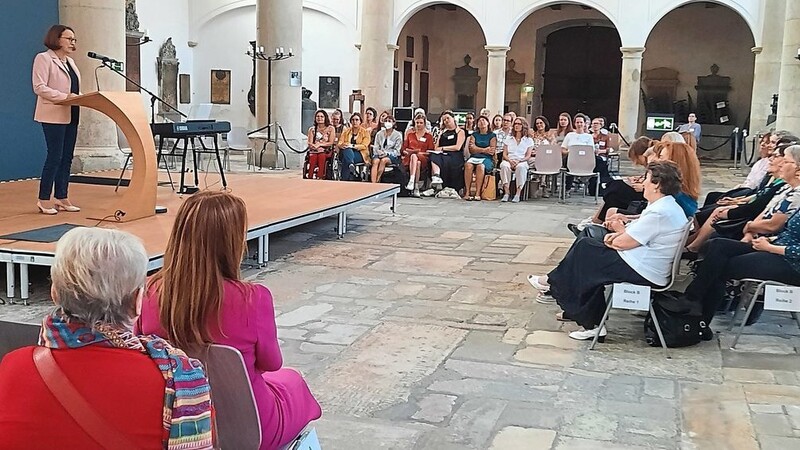 Rund 150 Frauen sind auf Einladung von Oberbürgermeisterin Gertrud Maltz-Schwarzfischer in die Minoritenkirche gekommen.