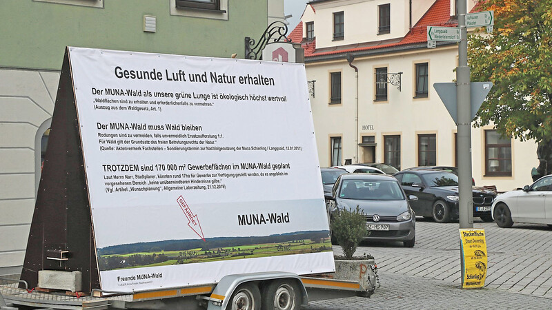 Direkt gegenüber des Rathauses haben die "Freunde Muna-Wald Schierling-Langquaid" am Mittwoch ein zweiseitiges Plakat aufgestellt. Sie wollen verhindern, dass im Muna-Wald ein Gewerbegebiet entsteht.
