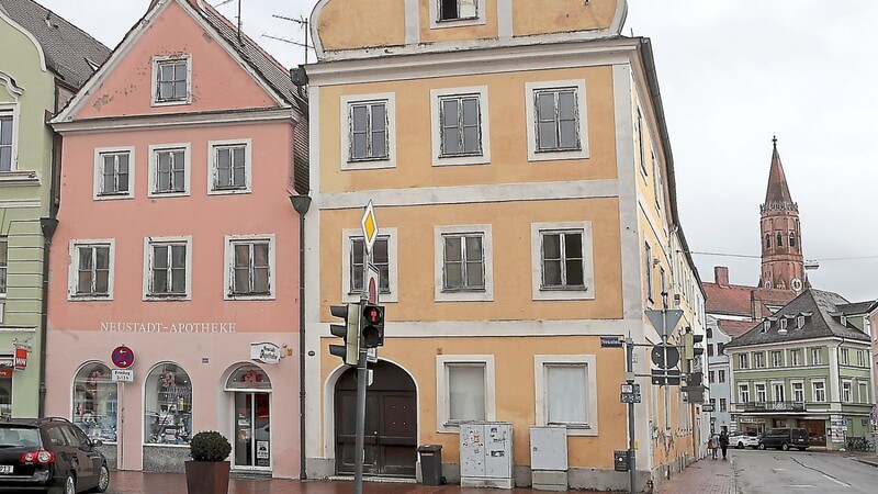 Mit den baulich zusammenhängenden Häusern Neustadt 523 und 524 können zwei Objekte erhalten werden, die schon lange zu den Sorgenkindern des Denkmalschutzes gehören.