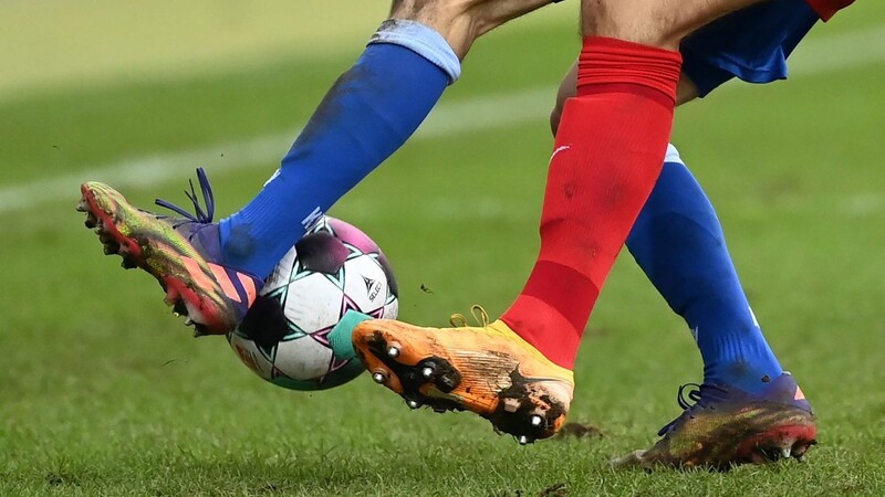 Ein Spieler hat einem 31-Jährigen bei einem Fußballspiel in Ergolding ins Gesicht geschlagen. (Symbolbild)