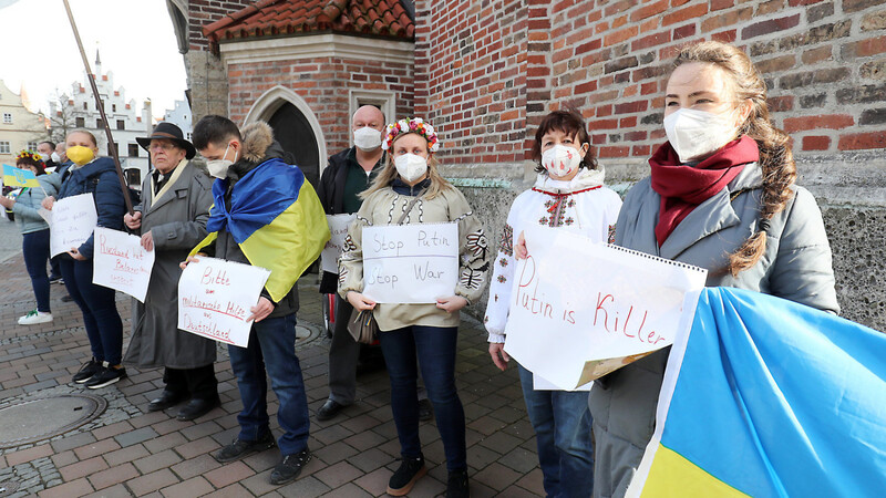 Svetlana Schubert (3.v.r.) hatte zu der Kundgebung vor der Martinskirche eingeladen. Etwa 20 Ukrainer, Belarussen und Georgier waren ihrem Aufruf am Donnerstag gefolgt.