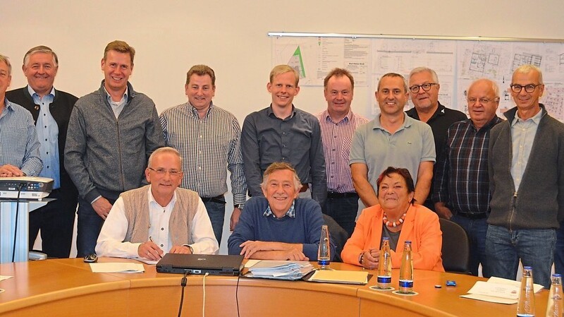 Aus Anlass der letzten Sitzung, die Franz Weber in Moos absolvierte, versammelte sich der Gemeinderat um den langjährigen Verwaltungsleiter.