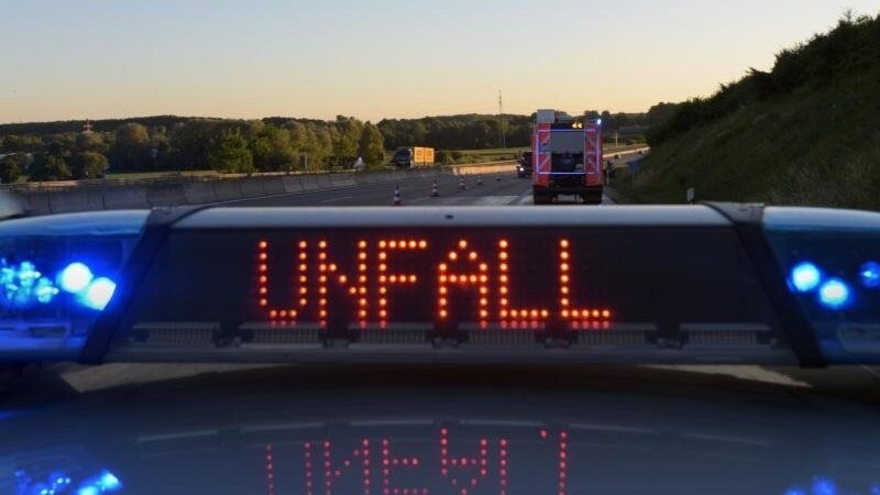 Bei einem Unfall nahe Vilsheim sind am Dienstagnachmittag vier Menschen verletzt worden - eine junge Frau schwebt in Lebensgefahr. (Symbolbild)