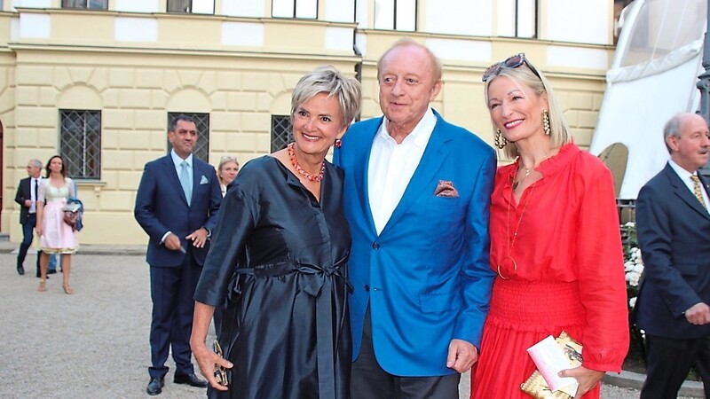 Fürstin Gloria von Thurn und Taxis (links), Arm in Arm mit Kabarettistin Monika Gruber und Starkoch Alfons Schuhbeck.