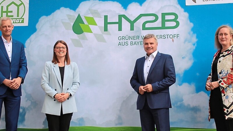 Freuen sich auf eine Zusammenarbeit: Geschäftsführer der Hy2B Wasserstoff GmbH Dr. Tobias Brunner, Silvia Bayerl vom Landratsamt, Landrat Peter Dreier und Dr. Christiane Heyer, Geschäftsführerin der Hynergy GmbH.