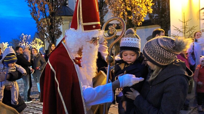 Sechs Nikolauspaare verteilten nach dem Gottesdienst kleine Gaben unter den vielen Kindern, eines war schon zu Hausbesuchen unterwegs.