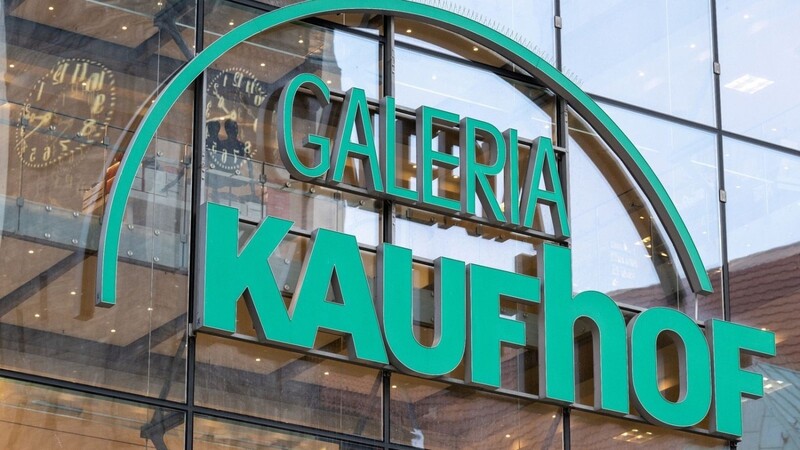 Beim insolventen Warenhauskonzern Galeria Karstadt Kaufhof sieht die Geschäftsführung keinen Spielraum für höhere Gehälter.