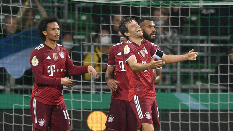 Gut lachen haben die Stars des FC Bayern München um Kapitän Thomas Müller (vorne rechts) nach dem Kantersieg in der ersten Runde des DFB-Pokals gegen den Oberligisten Bremer SV.