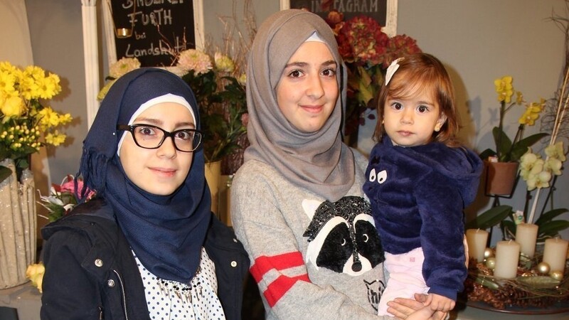 Die 15-jährige Mayaz mit ihrer Schwester und ihrer an Skoliose erkrankten Nichte.